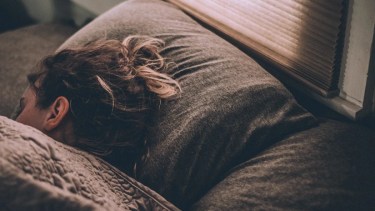 Dormir más los fines de semana no ayuda a recuperar las horas de sueño