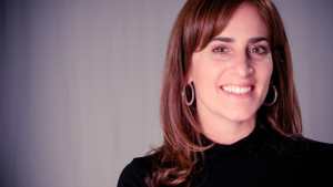 Creció en Cipolletti, vive en Portugal y escribió su primera novela después de un hecho que le cambió la vida