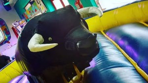 Tragedia en un pelotero de Venado Tuerto: murió una nena de siete años tras caerse de un toro mecánico