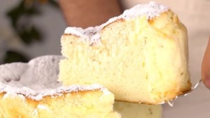 Torta esponjosa de yogur y cítricos