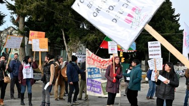 Manifestantes de Unter difundieron sus consignas en el semáforo de Onelli y Mascardi. (Alfredo Leiva)