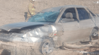 Perdió el control del auto y volcó sobre ruta 22. Foto: gentileza Cutral Co al instante