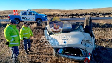 El siniestro vial ocurrió a treinta kilómetros de Piedra del Águila. Foto: Policía de Neuquén