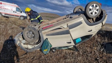 Impresionante vuelco sobre Ruta 237, cerca de Piedra del Águila