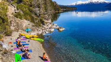 Remo y yoga en Traful: cómo alcanzar la calma interior, según Melina López, instructora de yoga