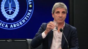 Problemas para Luis Caputo: por qué las consultoras creen que una devaluación del dólar es inevitable