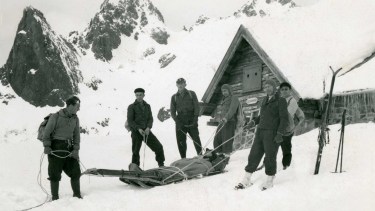 Rescate de una persona accidentada en el cerro López en 1942. Foto: gentileza