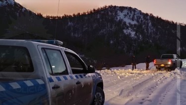 Una familia de turistas quedó varada por la nieve en la Ruta 63, en Neuquén. Crédito Policía de Neuquén.