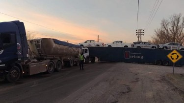 El camión quedó atravesado haciendo efecto tijera. Foto: https://www.facebook.com/SENYRADIO