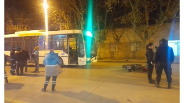 Chocó y el impacto fue tan grande que quedó atrapado en el parabrisas de un colectivo, en Cipolletti: está grave. Foto: gentileza