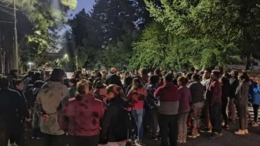 Trabajadores de Termas de Neuquén bloquearon la sede de Loncopué en reclamo por un subsidio adeudado. Crédito Reflejo Neuquino