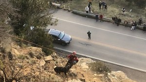 El rescate épico de un perro en la montaña paralizó por varias horas el tránsito en Siete Lagos