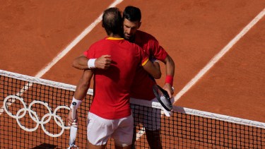 Djokovic no le dio chances a Nadal y está en la tercera ronda de París. (AFP)