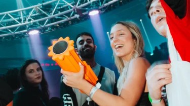 Marcos Ginocchio, ganador de Gran Hermano 2022, y la periodista deportiva Sofi Martínez se dieron un beso en la Fiesta Polenta.