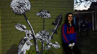 Pil García, decora la Neuqupen con plantas e insectos gigantes. Foro: Cecilia Maletti