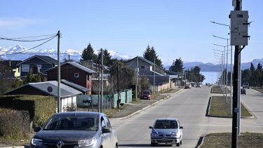 Bariloche es la ciudad con mayor cantidad de radares en su jurisdicción, algunos están ubicados sobre la avenida Esandi. Foto: Chino Leiva