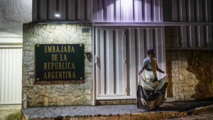 El gobierno de Javier Milei repudia «hostigamiento» a la embajada argentina en Venezuela