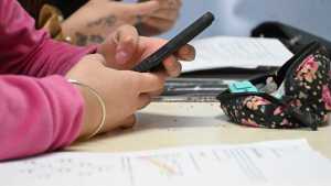Freno a los celulares en las aulas de Neuquén: lo que sí se puede y lo que ya no está permitido