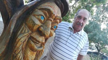 En la avenida Río Negro, del Balneario Las Grutas, hay un duende de madera tallado por algún artesano que se enseñorea por el lugar.  
