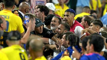 Los hinchas de Colombia y los jugadores de Uruguay, cara a cara en la tribuna. (AFP)