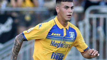 El volante ex Frosinone jugará en la Premier League inglesa. 