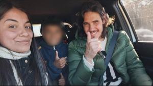 El gesto de Cavani con una mamá y su hijo a la salida del entrenamiento de Boca en Ezeiza