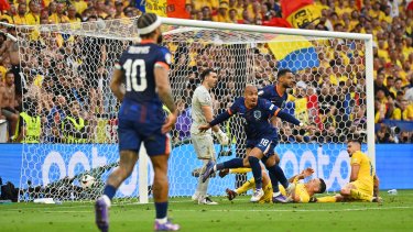 Malen anotó un doblete para Países Bajos que se metió en cuartos de final.