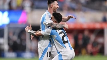 Lionel Messi y Enzo Fernández festejan el segundo tanto de Argentina ante Canadá.