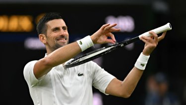 El festejo de Novak Djokovic al vencer a Lorenzo Musetti y meterse en la final de Wimbledon.