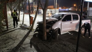 Intentó esquivar un auto y derrapó por el hielo, en Centenario: terminó chocando contra un árbol