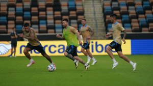 A la espera de Lionel Messi, Scaloni evalúa las opciones para enfrentar a Ecuador