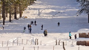 «Esto es hermoso»: La alegría de los chicos al aprender a esquiar en el nuevo parque de nieve del norte neuquino en Manzano Amargo