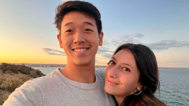 Martín Ku de Viedma junto a su novia Marisol. 