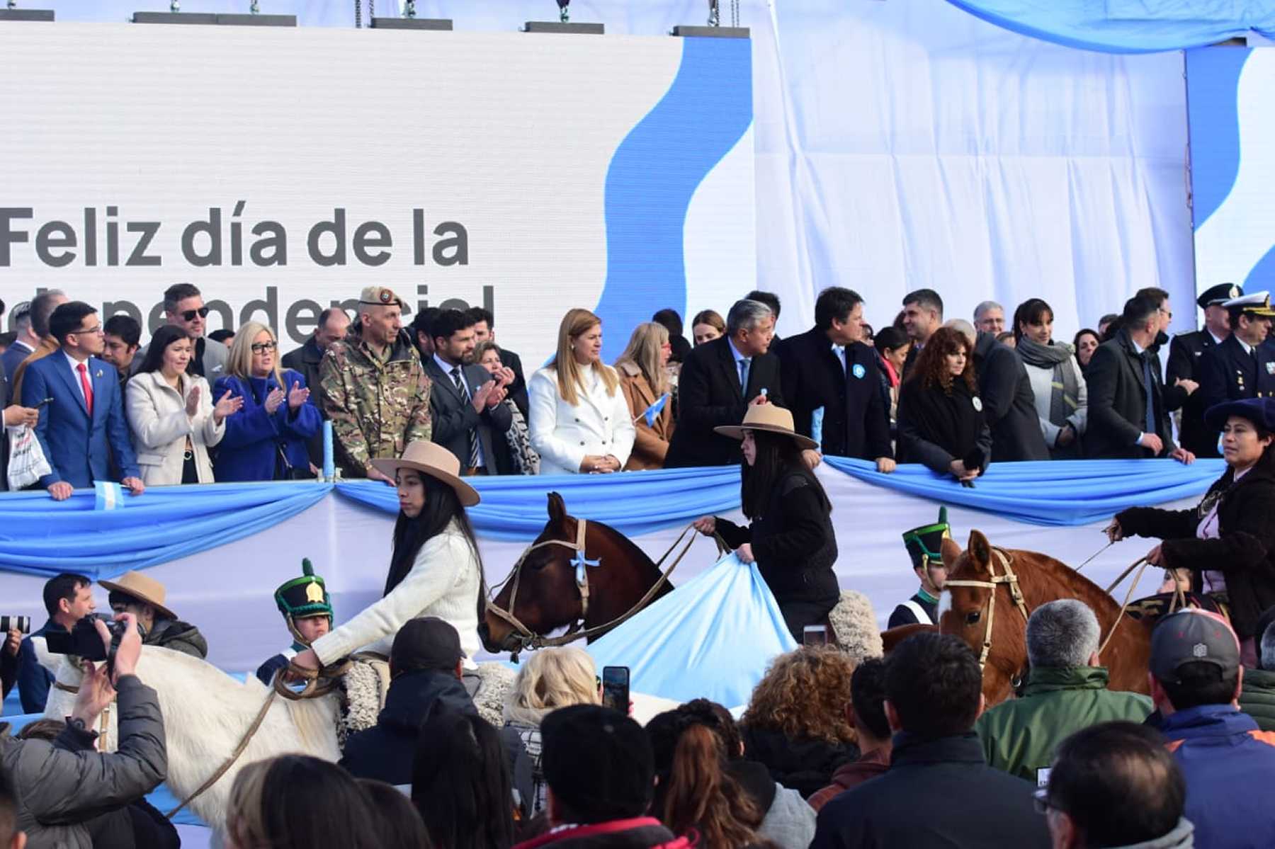 Una multitud por el 9 de Julio en Neuquén: así se vivió en las calles ...