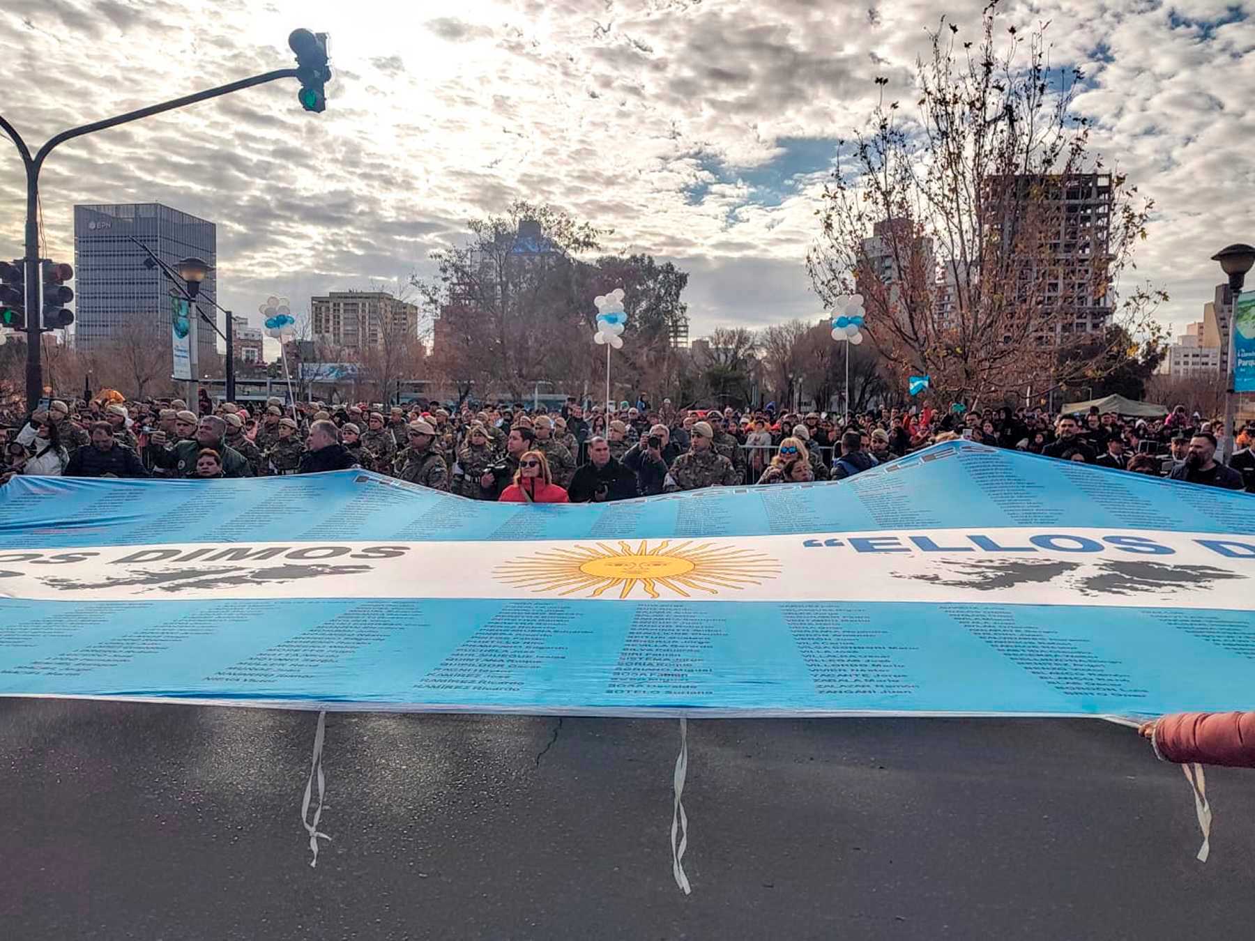 Una multitud por el 9 de Julio en Neuquén: así se vivió en las calles ...