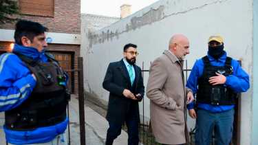 Los fiscales Narváez y Vignaroli junto con la policía, en uno de los 14 allanamientos simultáneos realizados en julio del 2024. (Archivo/Matías Subat)
