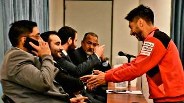 El abogado Cury, de campera roja, siempre se las arregla para llamar la atención en las audiencias. (Matías Subat)