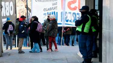 La manifestación fuera de la comisaría, el 12 de julio, para reclamar la libertad de las personas detenidas en los allanamientos. (Archivo/Matías Subat)