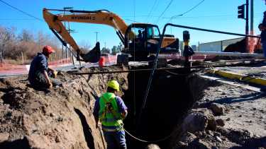El Epas ejecuta obras en La Sirena para hacer el by pass de la obra que causa problemas cloacales (foto Cecilia Maletti)