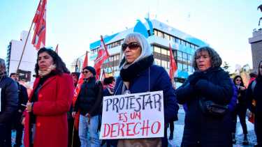 La movilización de organismos se produjo en la explanada del Monumento a San Martín (foto Cecilia Maleti)