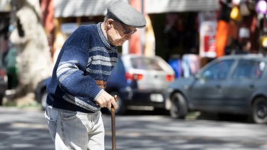 PAMI gestiona y entrega bastones entre sus afiliados.-