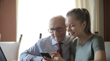 El cuidado de adultos mayores puede gestionarse a través de PAMI o de manera particular.-