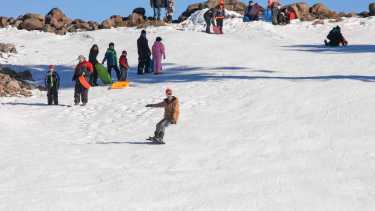 Caída con polémica en Primeros Pinos: denunció que no la atendieron y el parque de nieve la desmintió (Foto: archivo Juan Thomes)