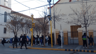 Policía de Roca bloqueando el tránsito en el centro debido a una amenaza de bomba en el colegio María Auxiliadora. 