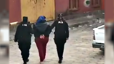 Laudelina Peña es trasladada por la PFA. Foto: Captura de video