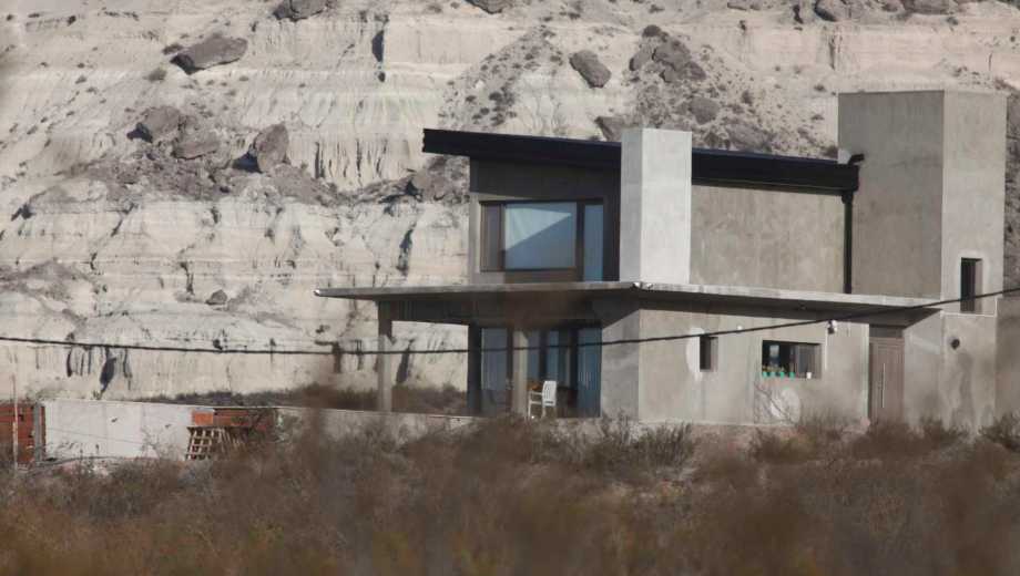 La casa construida en las bardas de Paso Córdoba. (Foto archivo Juan Thomes)