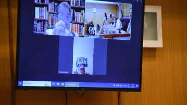 El gobernador se expresó en la previa de la audiencia que se realizará a fin de mes, para empezar a debatir si el Ipross pude recuperar el dinero del perjuicio. (Foto: Andrés Maripe)