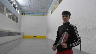 Fausto juega los torneos nacionales con su compañero Giuliano Martínez. Ambos fueron recientes campeones juveniles. Foto: Andrés Maripe