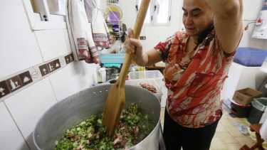 El locro patrio para hacer frente al frío y cuidar las tradiciones. Fotos: Juan Thomes