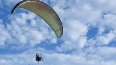 Primer vuelo de dos jóvenes de Roca y Neuquén en Paso Córdoba. Fotos: Juan Thomes